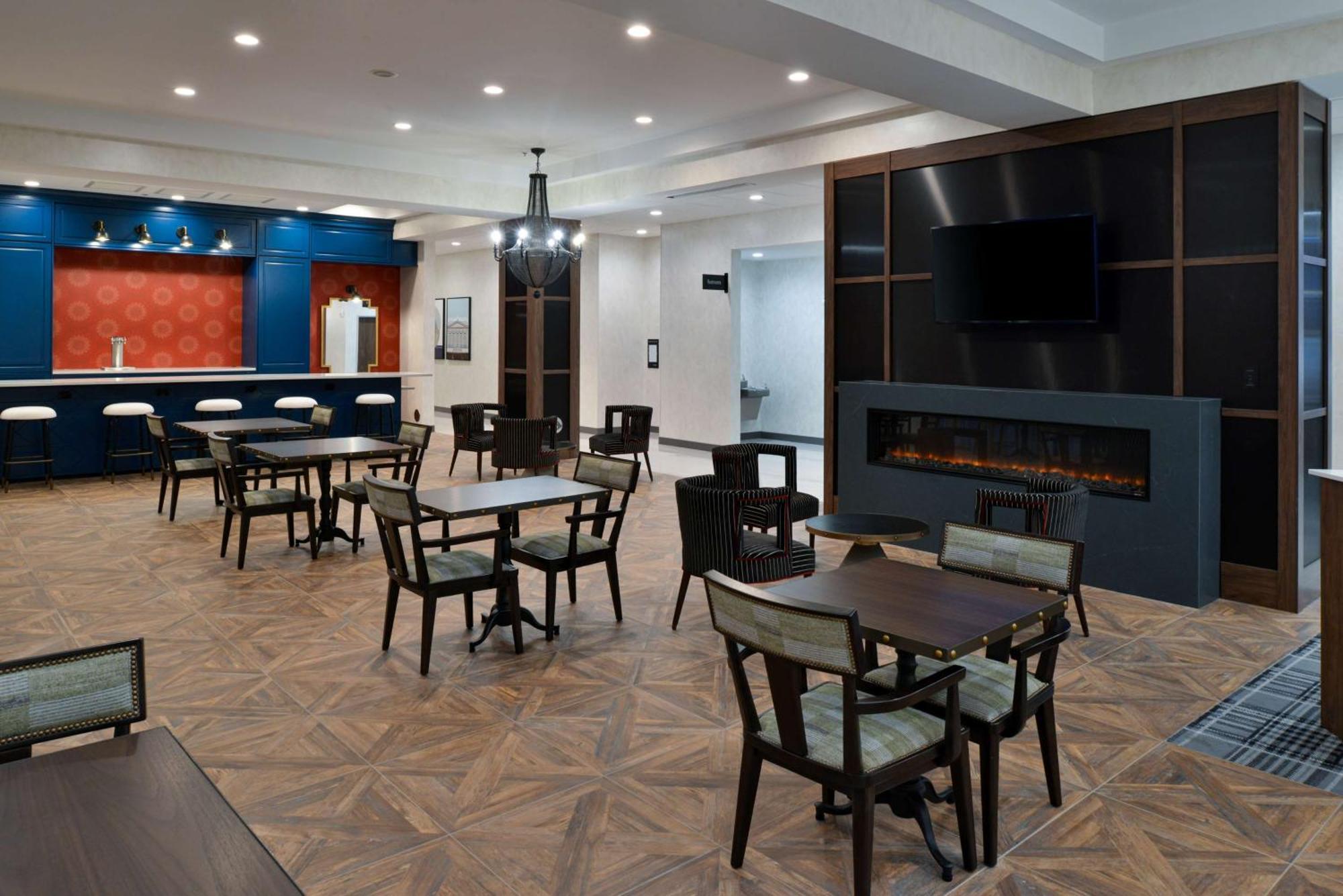 Hampton Inn & Suites Greensboro Downtown, Nc ภายนอก รูปภาพ